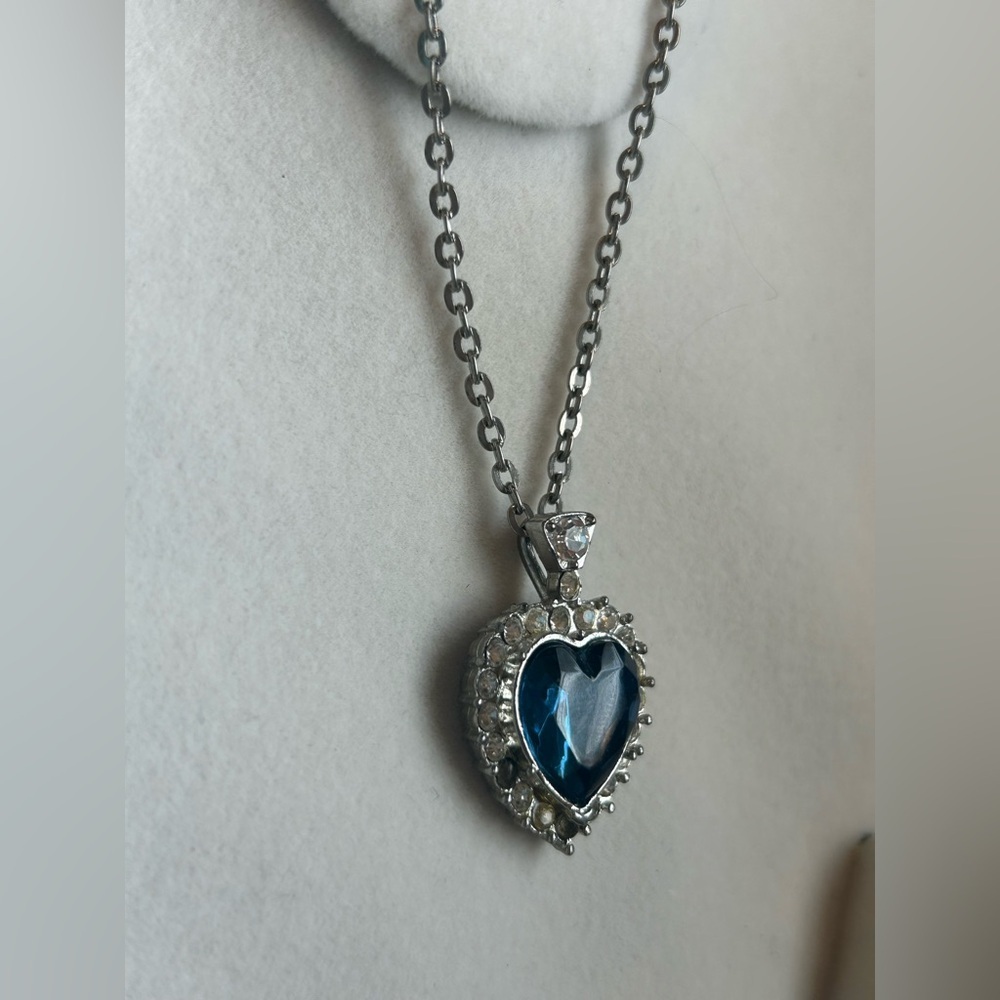 Royal Blue Heart Rhinestone Pendant Necklace Silver Tone Chain Vintage Necklace - Picture 4 of 14